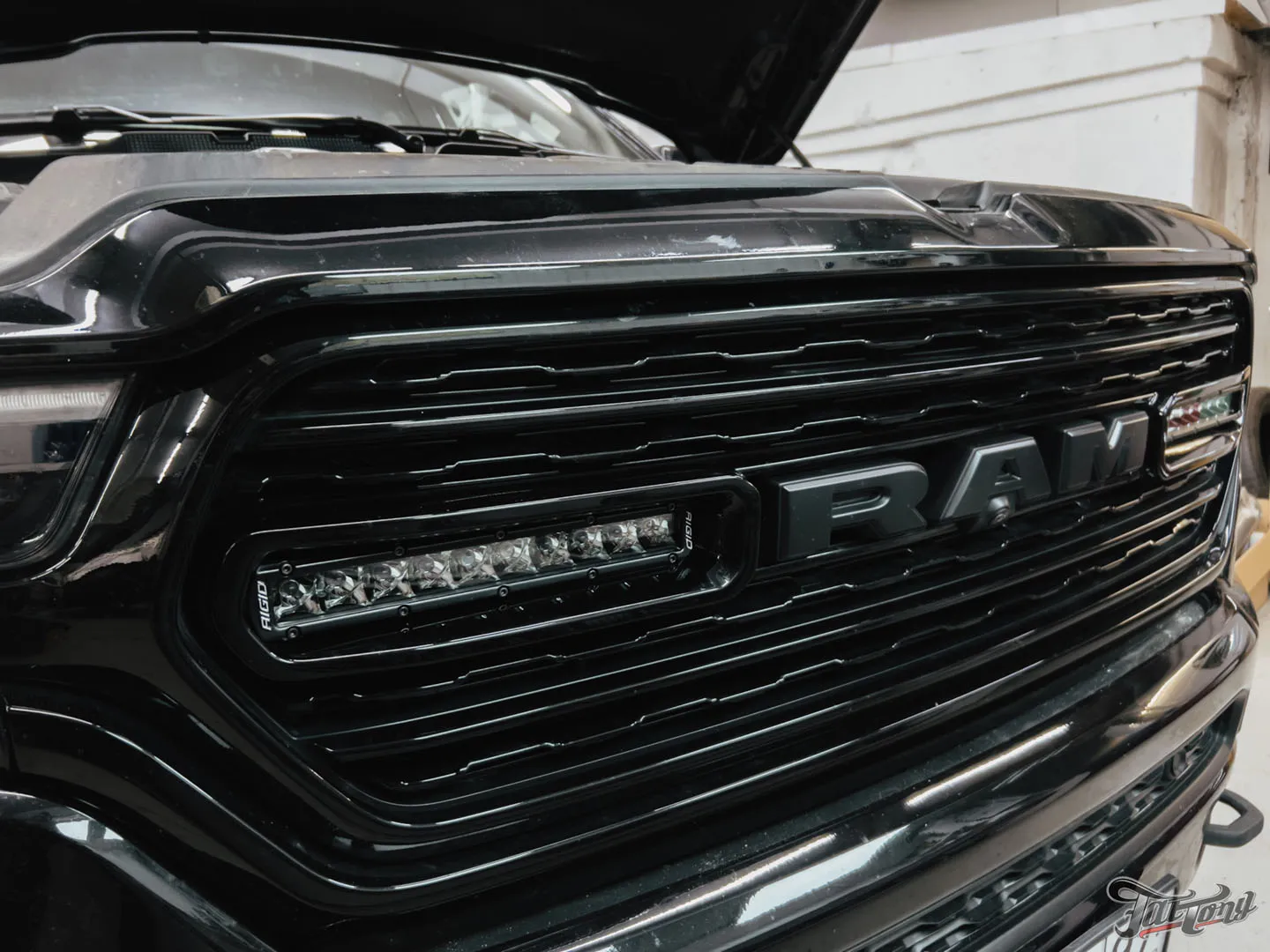 Установка модулей дальнего света Rigid, новая выхлопная система и химчистка салона для RAM 1500